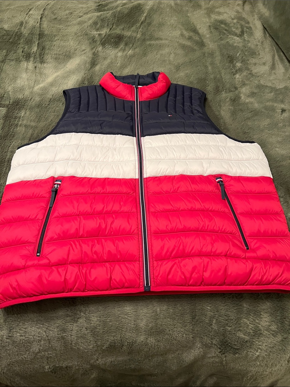 New Mens XXL TriColor TOMMY HILFIGER Lightweight full zip insulated vest.